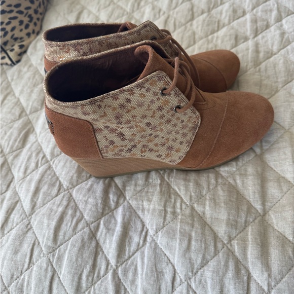 TOMS Women's Tan Wedge Booties - Picture 3 of 6